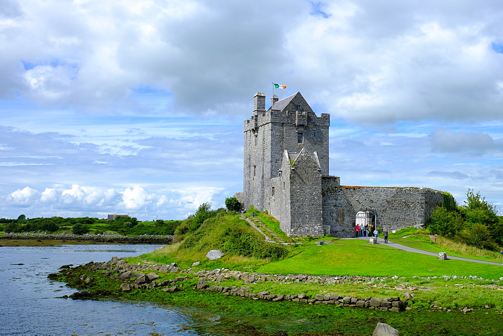 Dunguaire Castle, 16th century tower house on the southeastern shore of Galway Bay, County Galway, Connacht, Republic of Ireland, Europe