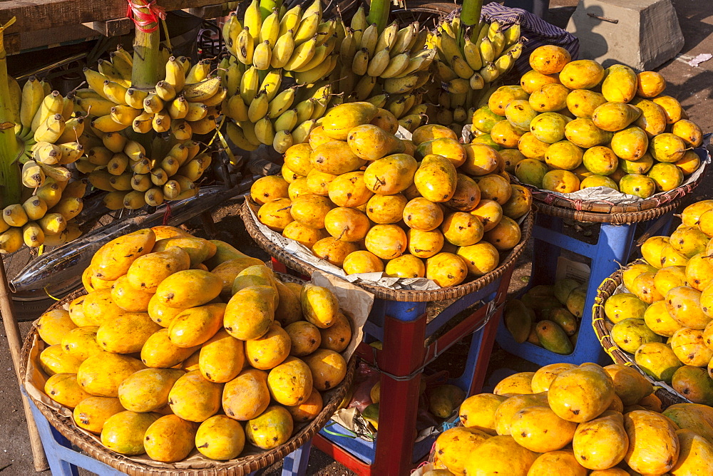 Mangos and bananas, Central Market, Phnom Penh, Cambodia, Indochina, Southeast Asia, Asia