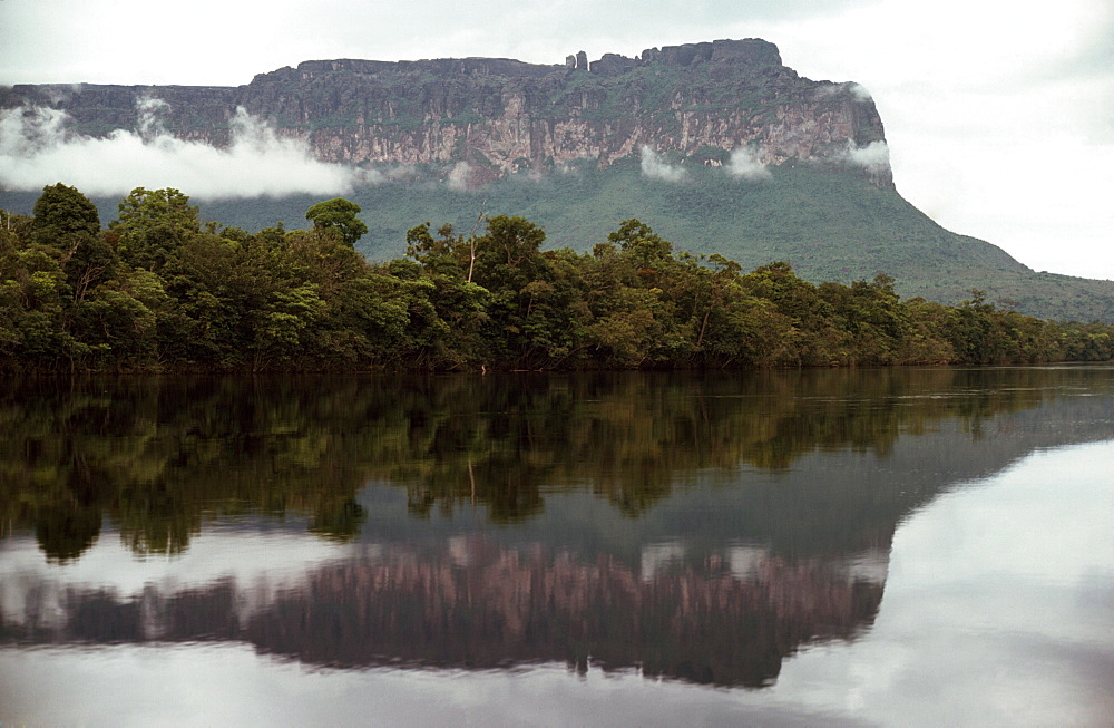 Auyantepui (Auyantepuy) (Devil's Mountain) from Carrao River, Canaima National Park, UNESCO World Heritage Site, Venezuela, South America