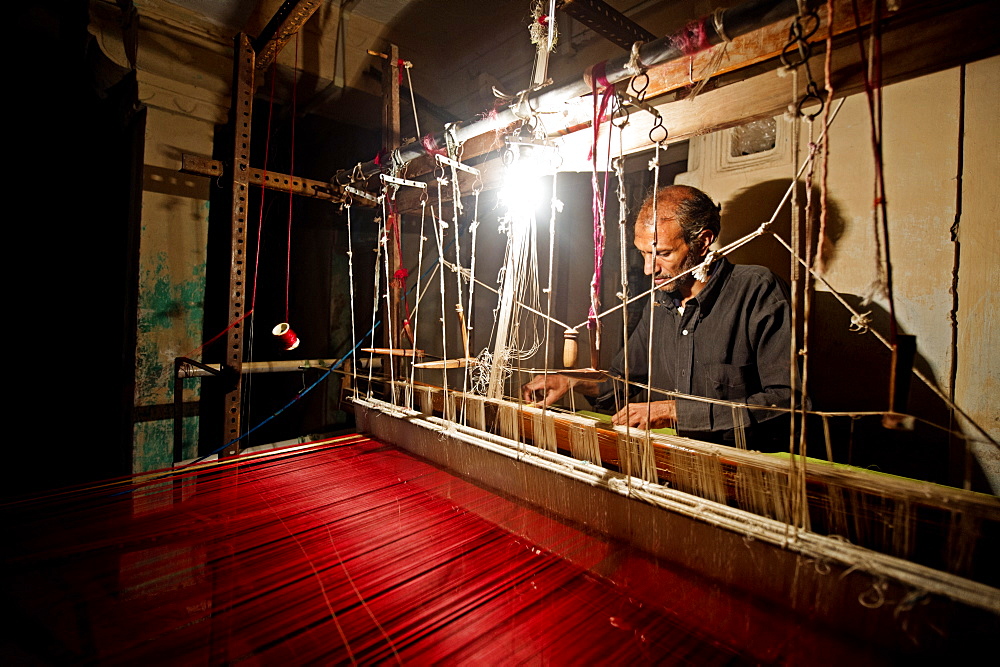 A weaver at work making a sari in Chanderi, a famous sari producing town in Chanderi, Madhya Pradesh, North India, Asia