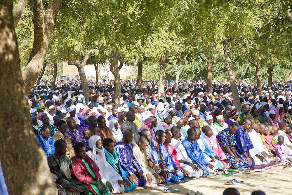 Tabaski, a religious festival held throughout Mali when hundreds of men and boys worship outdoors, Djenne, Mali, West Africa, Africa