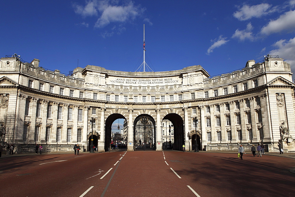 Admiralty Arch, on the Mall, designed by Sir Aston Webb, completed in 1912, in Westminster, London, England, United Kingdom, Europe