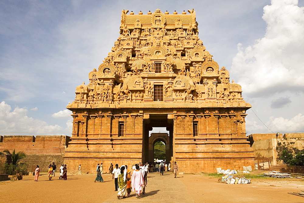 Pilgrims at the Bridhadishwara Temple (Bridhadeeshwara Temple) (Great Chola Temple), Thanjavur (Tanjore), UNESCO World Heritage Site,Tamil Nadu, India, Asia