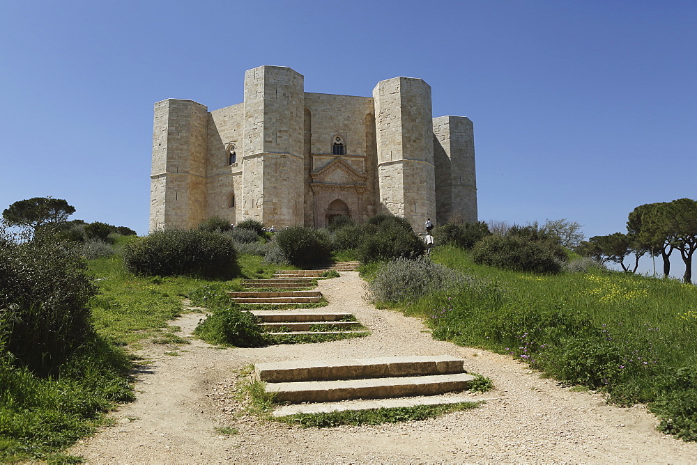 Castel del Monte, octagonal castle, built for Emperor Frederick II in the 1240s, UNESCO World Heritage Site, Apulia, Italy, Europe