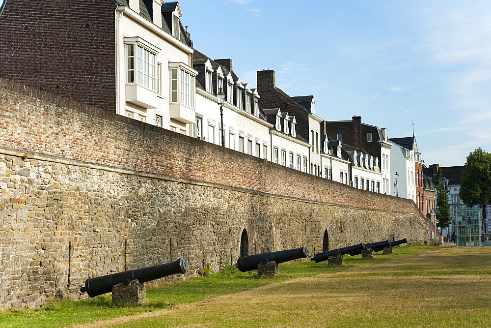 Eerste Middeleeuwse Omwalling (First Medieval City Wall), dating from 1229, Maastricht, Limburg, The Netherlands, Europe