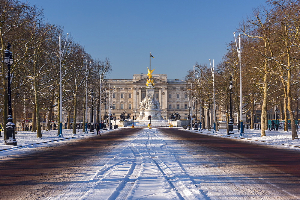 The Mall and Buckingham Palace in the snow, London, England, United Kingdom, Europe