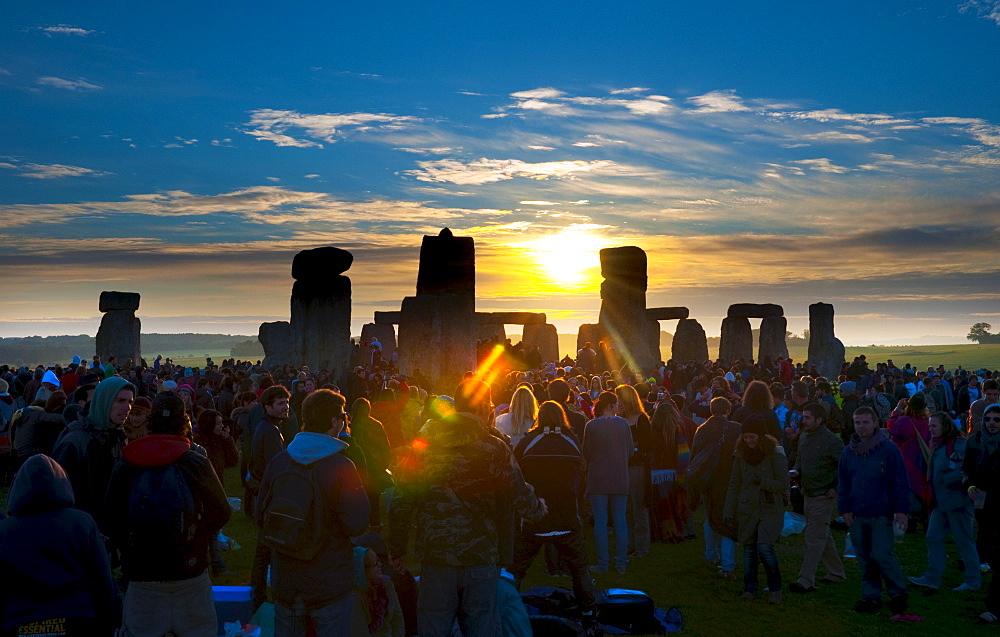 Sunrise at Summer Solstice celebrations, Stonehenge, UNESCO World Heritage Site, Wiltshire, England, United Kingdom, Europe