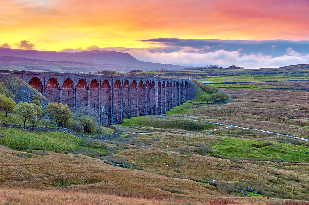 Pen-y-ghent and Ribblehead Viaduct on Settle to Carlisle Railway, Yorkshire Dales National Park, North Yorkshire, England, UK 