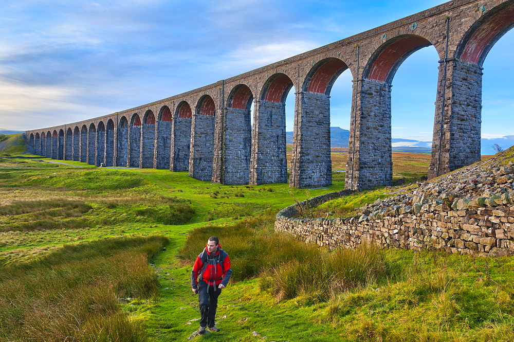 Pen-y-ghent and Ribblehead Viaduct on Settle to Carlisle Railway, Yorkshire Dales National Park, North Yorkshire, England, UK 