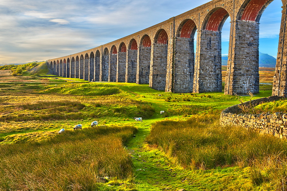 Pen-y-ghent and Ribblehead Viaduct on Settle to Carlisle Railway, Yorkshire Dales National Park, North Yorkshire, England, UK 