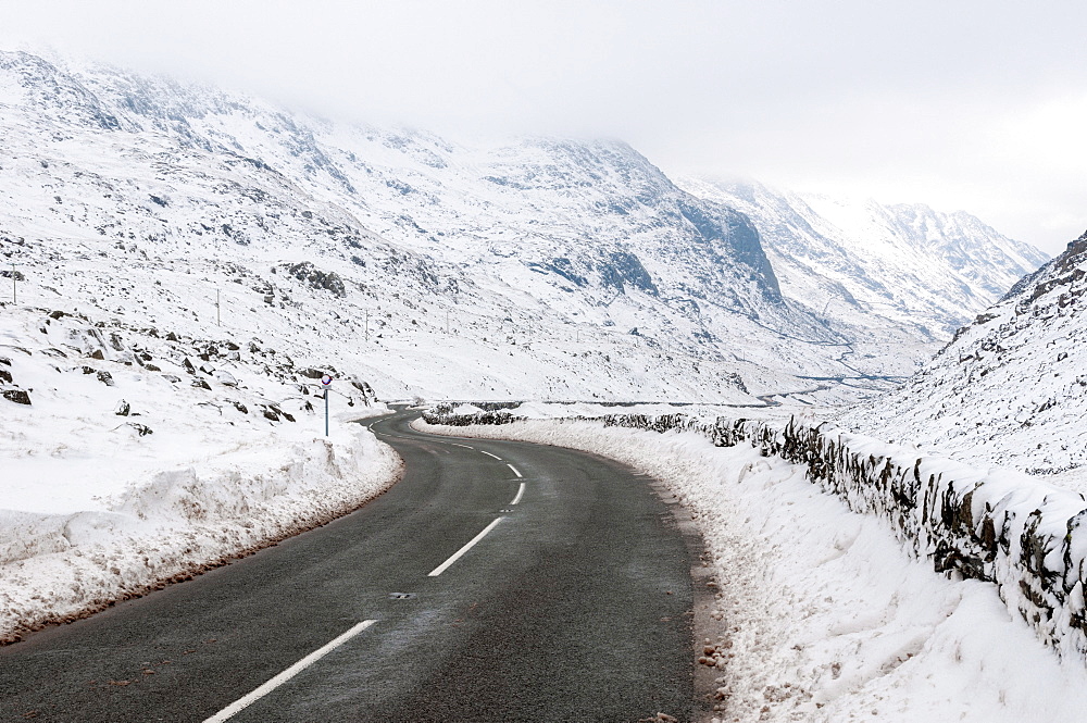 Llanberis Pass (Bwlch Llanberis) at Pen-y-Pass, Snowdonia National Park, Gwynedd, Wales, United Kingdom, Europe