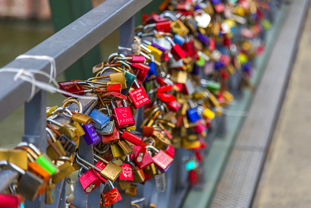 Padlocks, Holbeinsteg Bridge, Frankfurt am Main, Hesse, Germany, Europe