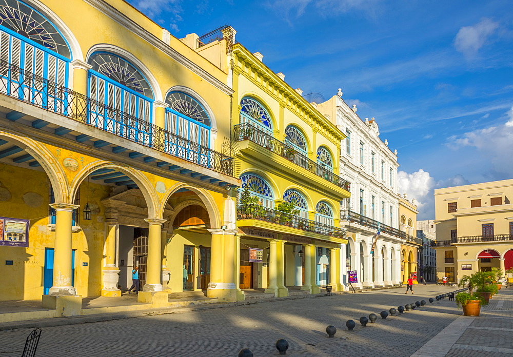 Plaza Vieja, La Habana Vieja (Old Havana), UNESCO World Heritage Site, Havana, Cuba, West Indies, Caribbean, Central America