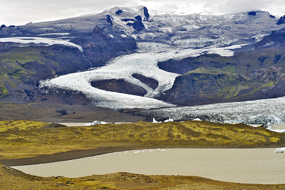 Fjallsarlon Lake and the Fjallsjokull glacier which forms part of the Vatnajokull glacier, in the southeast, Iceland, Polar Regions