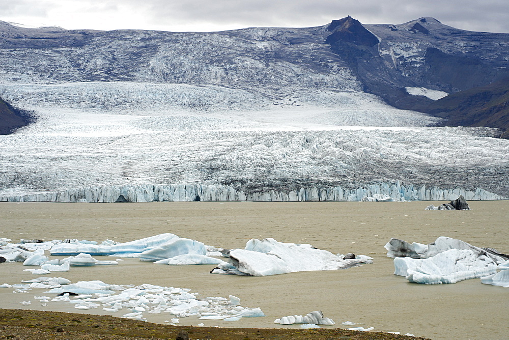 Fjallsarlon Lake and the Fjallsjokull glacier which forms part of the Vatnajokull glacier, in the southeast, Iceland, Polar Regions