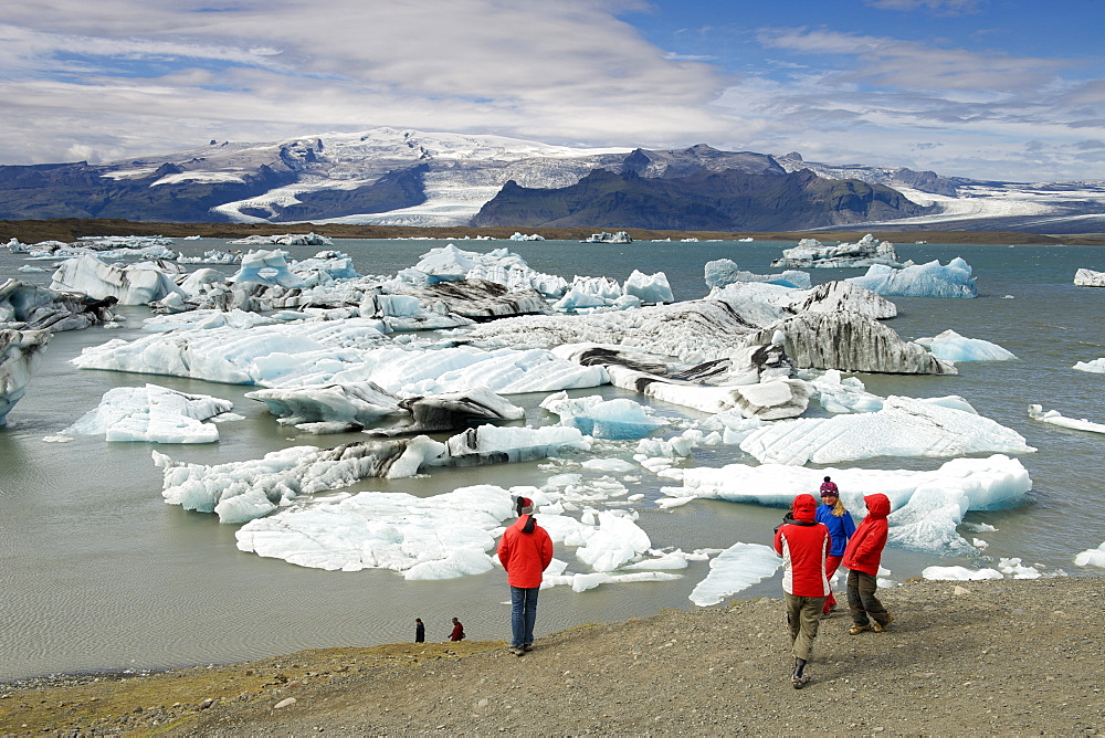 Tourists watching icebergs floating in Jokullsarlon lake at the foot of the Vatnajokull glacier, in the southeast, Iceland, Polar Regions