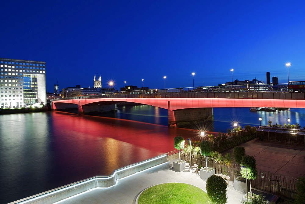 London Bridge, the Thames river and its embankment at night.