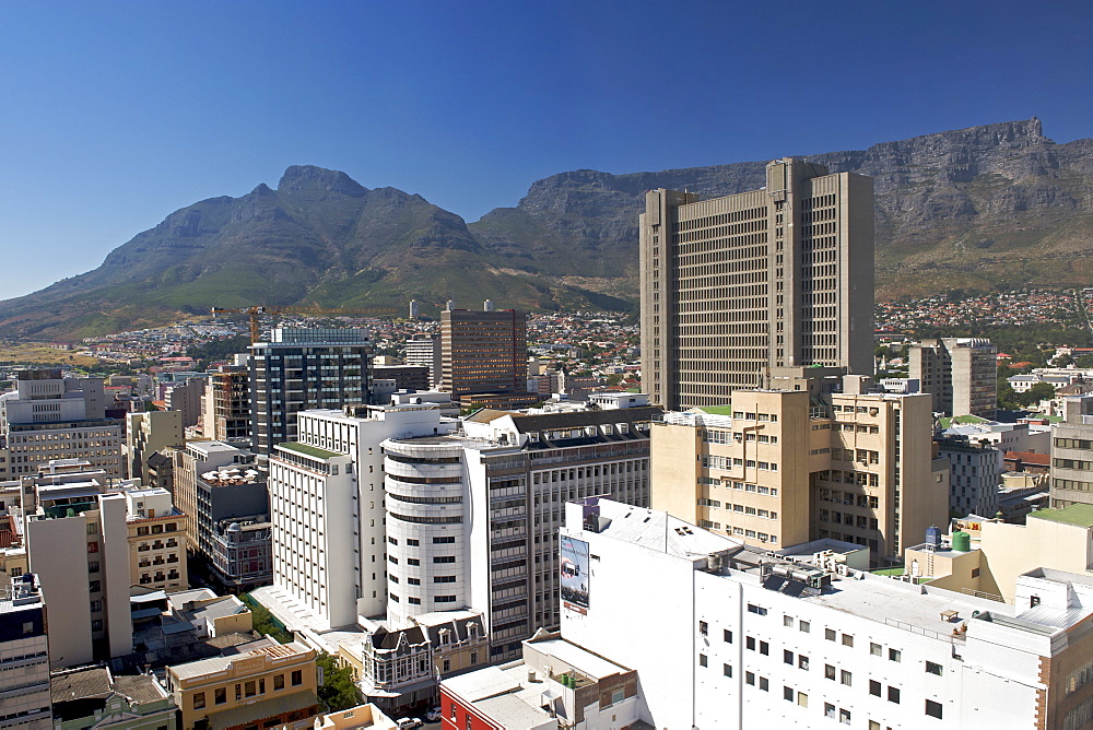 The city of Cape Town with Table Mountain and Devil's Peak in the background.