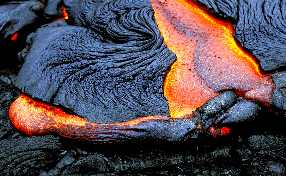 Flow of pahoehoe or 'ropey lava' near the Chain of Craters Road on the slopes of  Mt Kilauea volcano, in the south of this, the most volcanically active Hawaiian island, The Big Island, Hawaii, Usa