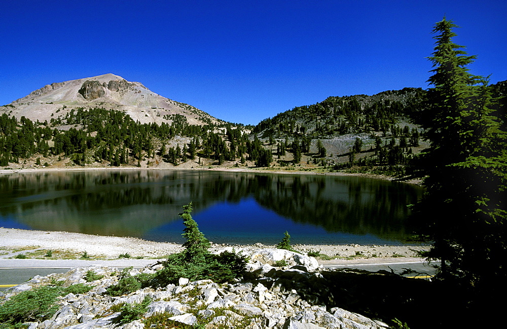 Lake Helen and the dormant 10,457ft Lassen Peak, the world's largest plug-dome volcano, in Lassen Volcanic National Park, an area of volcanic activities and features, Lassen Volcanic Park, Northern California, California, USA