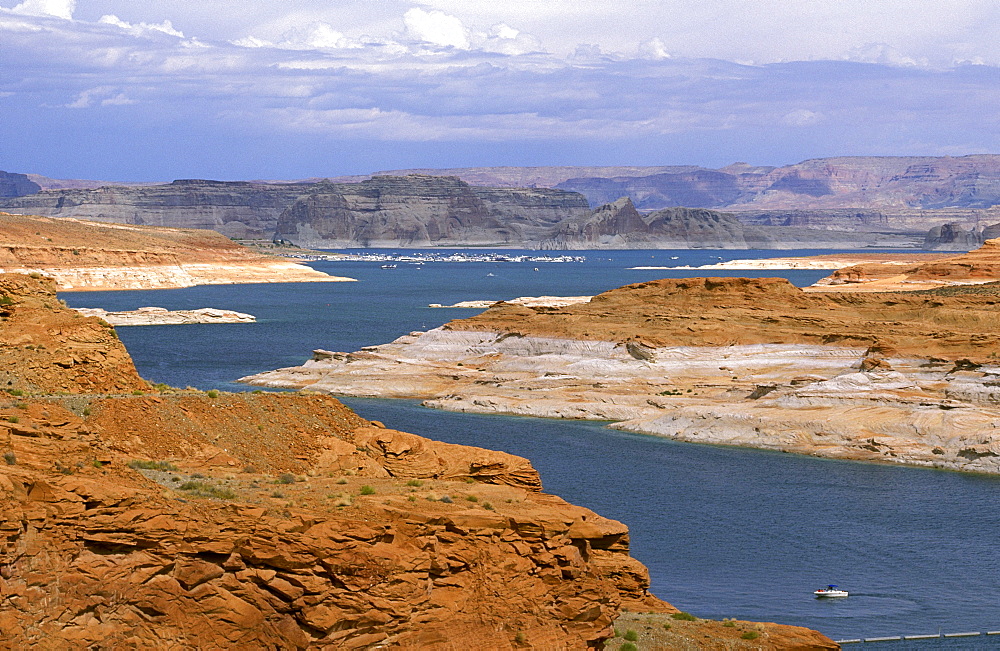 Lake Powell in the Glen Canyon National Recreation area, the country's largest resevoir, formed by the The Glen Canyon Dam on the Colorado River, Glen Canyon, Arizona, USA