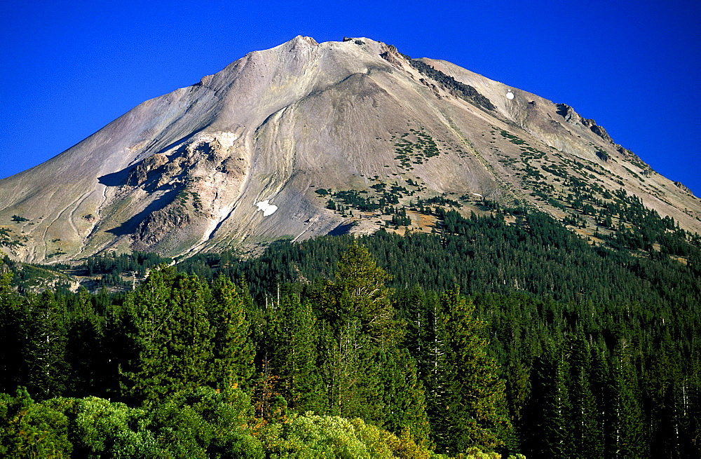 Dormant 10,457ft Lassen Peak, the world's largest plug-dome volcano, in Lassen Volcanic National Park, an area of volcanic activity and features, Lassen Volcanic Park, Northern California, California, United States of America (USA), North America