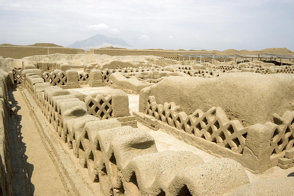 'Audiencias', possibly administrative offices of the elite, in the Tschudi Complex, one of the ten 'ciudadelas' at Chan Chan,  pre-Columbian America's largest adobe city and capital of the Chimu Empire until its 14th century conquest by the Incas, Chan Chan, UNESCO World Heritage Site, Moche Valley, Trujillo, Peru, South America