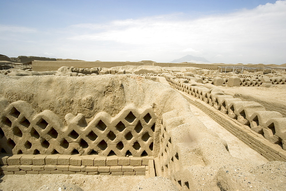 'Audiencias', possibly administrative offices of the elite, in the Tschudi Complex, one of the ten 'ciudadelas' at Chan Chan,  pre-Columbian America's largest adobe city and capital of the Chimu Empire until its 14th century conquest by the Incas, Chan Chan, UNESCO World Heritage Site, Moche Valley, Trujillo, Peru, South America