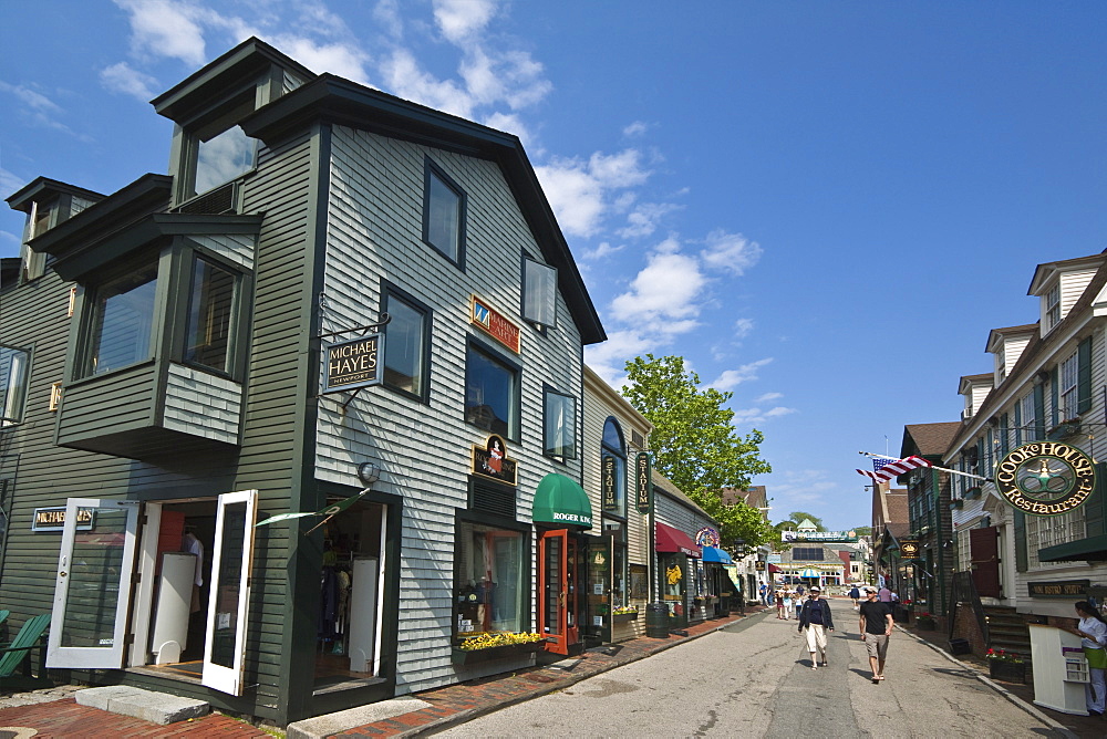 Shops and restaurants at Bannister's Wharf, established by John Bannister in 1742 and now a busy retail and tourist centre in historic Newport, Rhode Island, New England, United States of America, North America