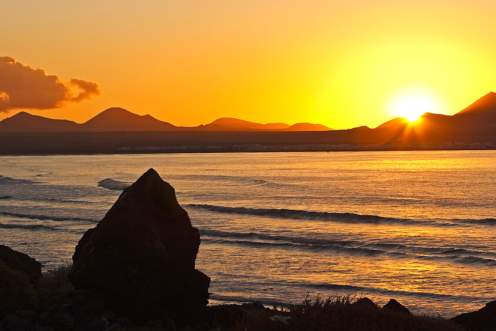 Sunset over the bay at Famara, Lanzarote's finest surf beach in the north west of the island, Famara, Lanzarote, Canary Islands, Spain, Atlantic Ocean, Europe