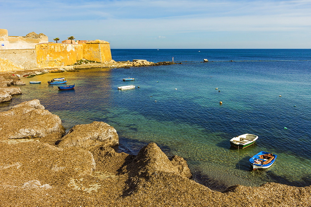 Protected cove and city walls seen from Via Mura Di Tramontana Ovest on sea front of this northwest fishing port, Trapani, Sicily, Italy, Mediterranean, Europe