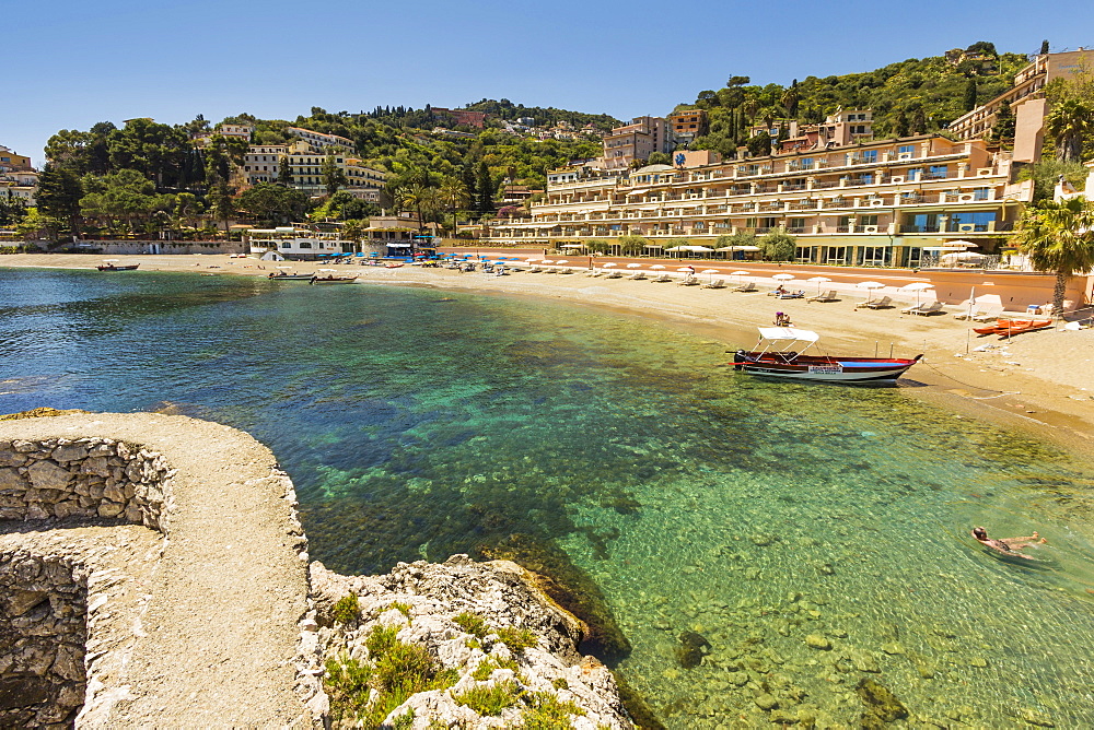 Mazzaro Bay and the Mazzaro Sea Palace hotel in this popular north east tourist town, Taormina, Catania Province, Sicily, Italy, Mediterranean, Europe