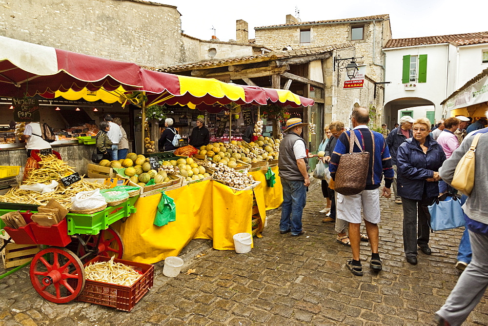 Vegetable stalls at the market on Rue du Marche in this north east coast town. La Flotte, Ile de Re, Charente-Maritime, France, Europe