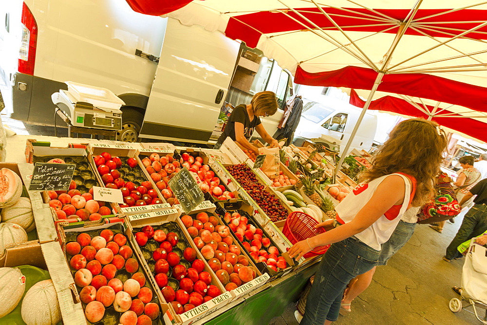 Fruit stall on the popular Saturday market day in this medieval bastide town, Sainte-Foy-la-Grande, Gironde, Aquitaine, France, Europe