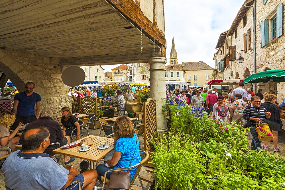 Place Gambetta on popular Thursday market day in this south western historic bastide town, Eymet, Bergerac, Dordogne, France, Europe