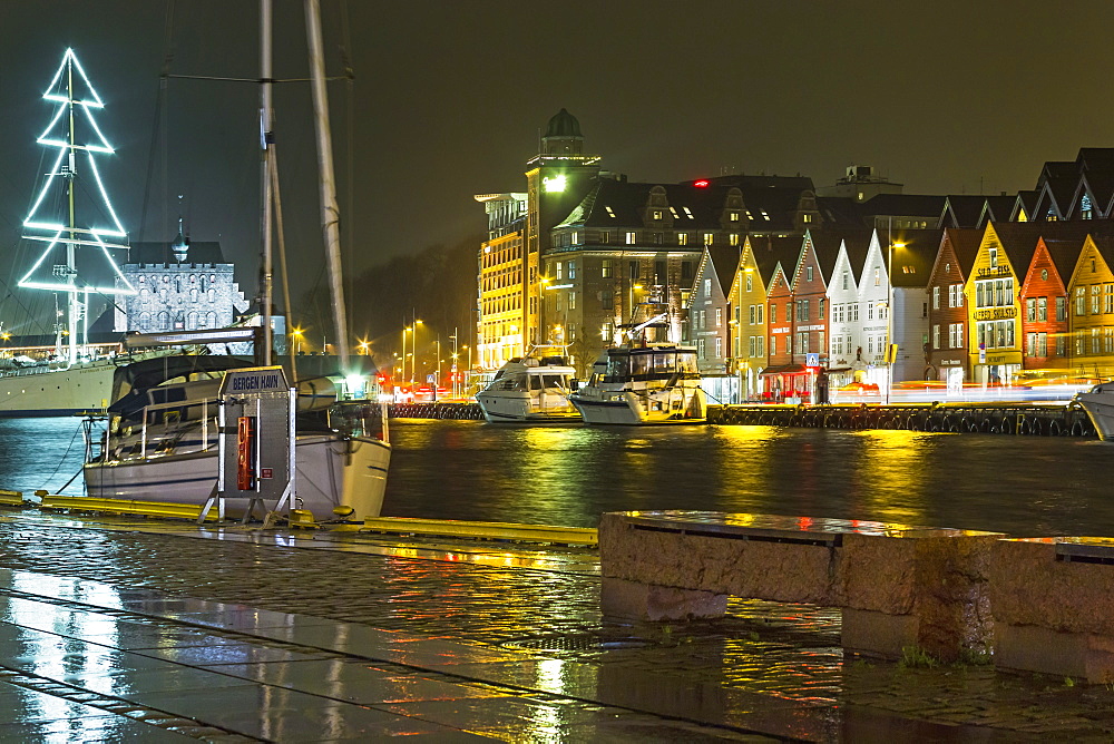 Vagen Harbour at night with the Bryggen waterfront, UNESCO World Heritage Site, and the Bergenhus fortress, Bergen, Hordaland, Norway, Scandinavia, Europe