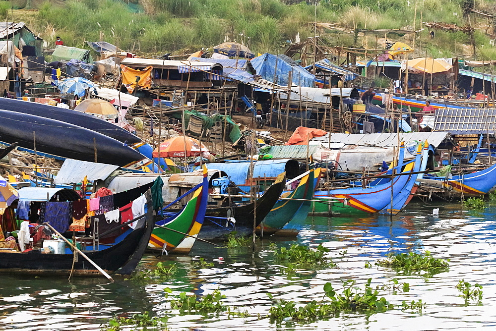 Muslim Cham fishing people that live on their boats, dwindling fish stocks have caused poverty, River Mekong, Phnom Penh, Cambodia, Indochina, Southeast Asia, Asia