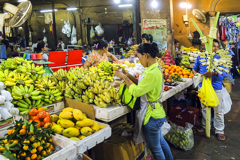 Fruit stall in the Psar Chas Old Market in the centre of Siem Reap, the important north west tourist town, Siem Reap, Cambodia, Indochina, Southeast Asia, Asia