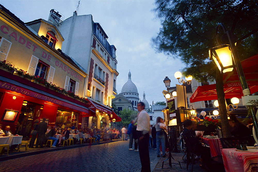 The Place du Tertre, popular with tourists for restaurants and pavement artists, with the dome of Sacre Coeur behind, Montmartre, Paris, France, Europe