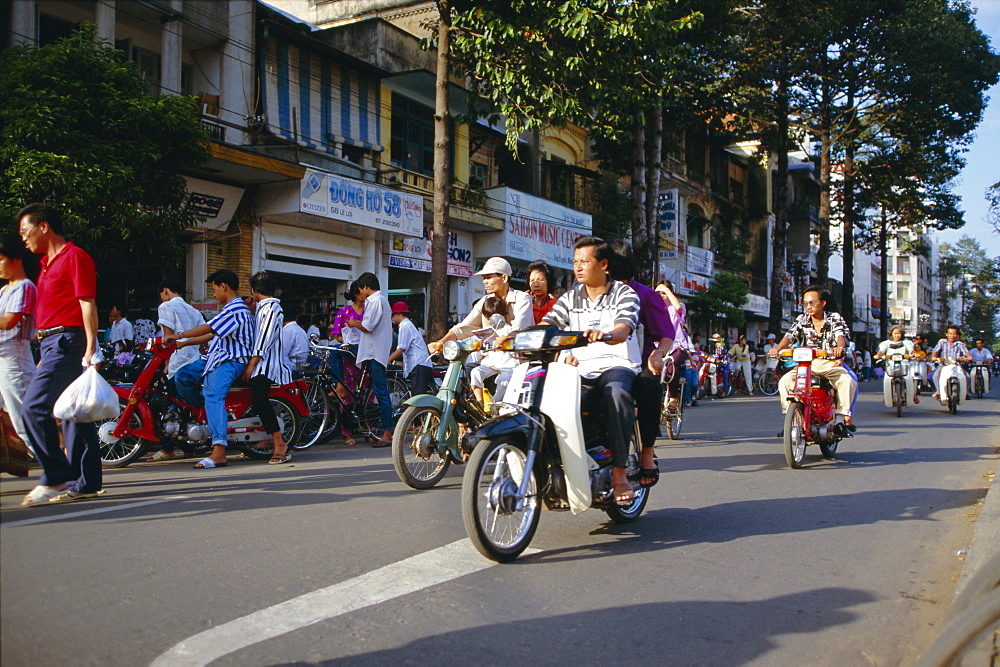 Motorbikes on Le Loi Boulevard in downtown area, Ho Chi Minh City (formerly Saigon), Vietnam, Indochina, Southeast Asia, Asia