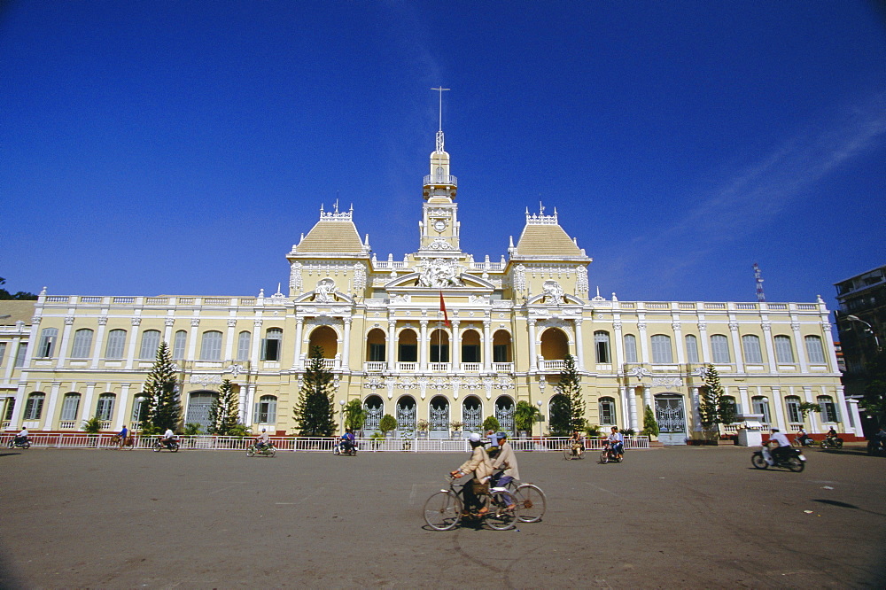 Hotel de Ville (City Hall), completed 1908, now houses Peoples Committee, Nguyen Hue Boulevard, downtown, Ho Chi Minh City (formerly Saigon), Vietnam, Indochina, Southeast Asia, Asia