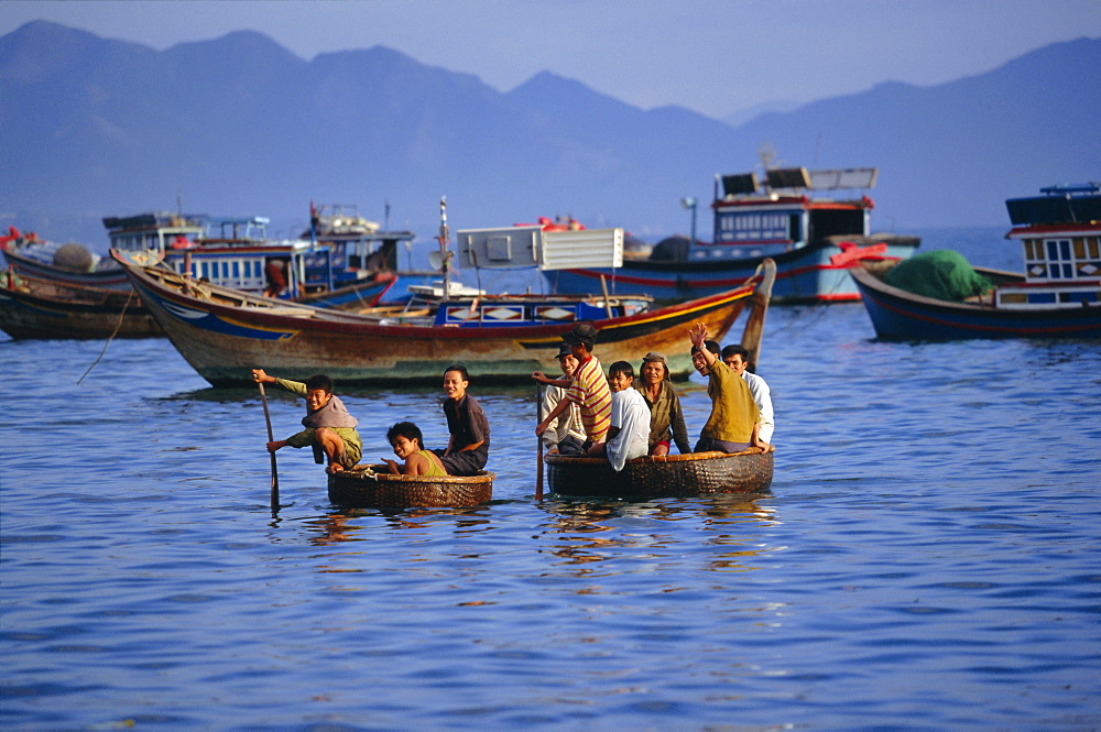 Fishermen coming ashore in thung chais (basket boats), Cau Dau, near Nha Trang, Vietnam, Indochina, Southeast Asia, Asia