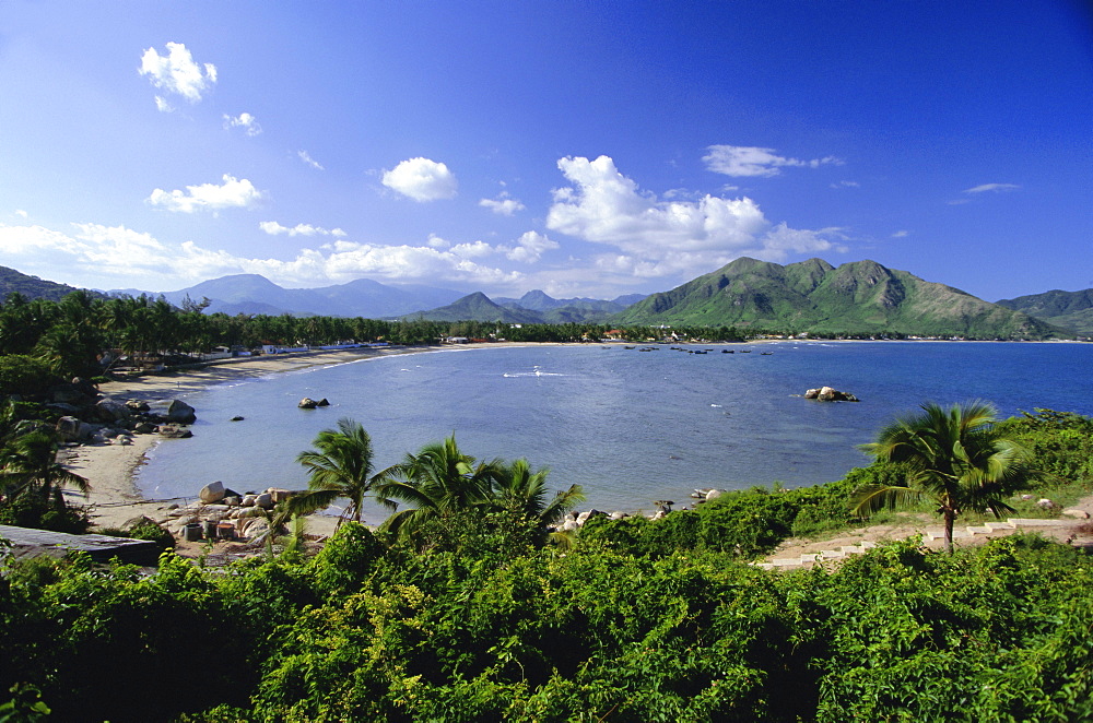 View from Hong Chong promontory towards Hong Chong beach north of Nha Trang, and to the right Nui Do Tien (Fairy Mountain), Nha Trang, Vietnam, Indochina, Southeast Asia, Asia