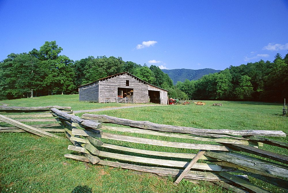 Farmstead in the old pioneer community at Cades Cove, Great Smoky Mountains National Park, UNESCO World Heritage Site, Appalachians, Tennessee, United States of America (U.S.A.), North America