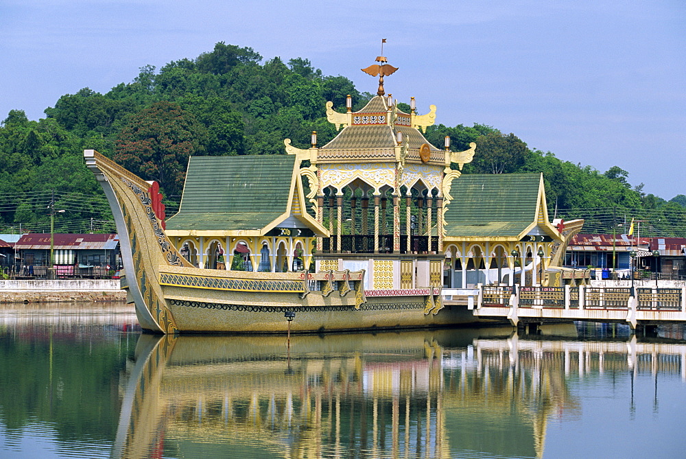 Ornamental island in the lake at the Omar Ali Saifuddin Mosque in Bandar Seri Begawan, capital of Brunei Darussalam, Southeast Asia, Asia