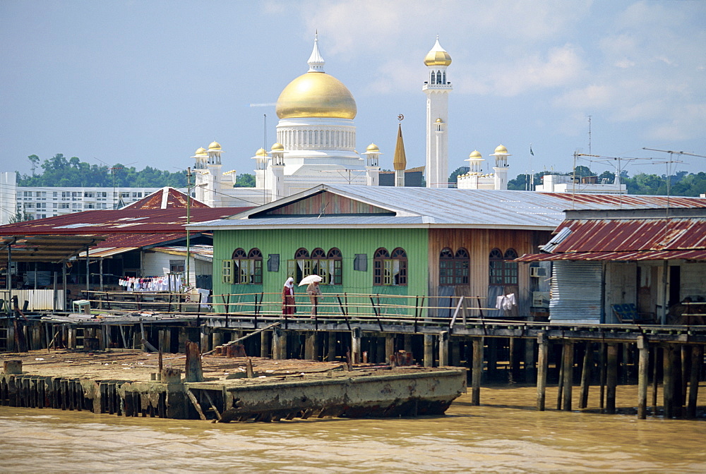 The Omar Ali Saifuddin Mosque beyond stilt houses on the Brunei River in Bandar Seri Begawan, capital of Brunei Darussalam, Borneo, Southeast Asia, Asia