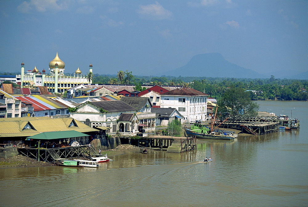 The Sarawak River with the State Mosque beyond at Kuching, capital of Sarawak, on north west coast of Borneo, Malaysia, Southeast Asia, Asia