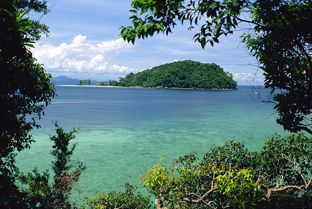 View from Pulau Manukan to Pulau Mamutik islands in Tunku Abdul Rahman Park, off Kota Kinabalu in Sabah, the north tip of Borneo, Malaysia, Southeast Asia, Asia