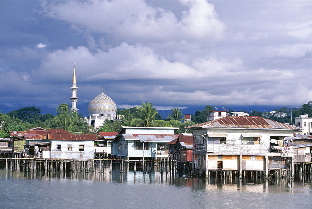 Stilt village and State Mosque, Kota Kinabalu, Sabah, island of Borneo, Malaysia, Southeast Asia, Asia