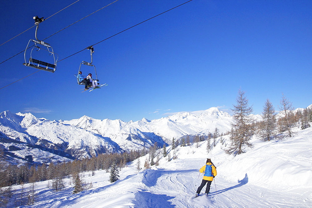 Vallandry chairlift with La Foret blue piste and Mont Blanc behind, Peisey-Vallandry, Les Arcs, Savoie, French Alps, France, Europe